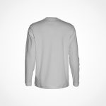 نمایش طراحی لوگو برند رَج بر روی بلوز با طراحی حرفه‌ای و رنگ‌های جذاب.