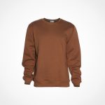 نمایش طراحی لوگو برند رَج بر روی بلوز با طراحی حرفه‌ای و رنگ‌های جذاب.