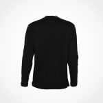 تصویری از مدل پوشیدن بلوز برند رَج، نمایش‌دهنده استایل مدرن و کیفیت بالا.