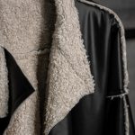 نمای نزدیک یقه تدی جکت مشکی چرم برند DOW با نمایش بافت نرم پارچه، طراحی یقه و جزئیات ساخت محصول در عکاسی صنعتی.