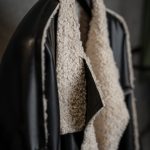 نمای نزدیک زیپ، دوخت و بخش چرمی جکت مشکی تدی برند DOW با نمایش کیفیت ساخت و جزئیات طراحی در پروژه عکاسی صنعتی کاز نوین شمال.