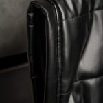 نمای پشت وست چرم مشکی برند DOW با نمایش فرم پشت لباس، کیفیت دوخت و طراحی محصول در پروژه عکاسی صنعتی کاز نوین شمال.