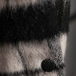 نمای نزدیک دکمه‌ها و دوخت جکت چهارخانه برند DOW با نمایش کیفیت ساخت، متریال و جزئیات طراحی در پروژه عکاسی صنعتی.