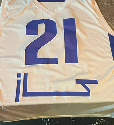 نمای نزدیک شماره و چاپ نشان کاز روی لباس واقعی خانه بسکتبال بابلسر